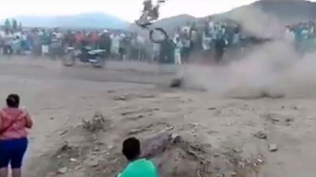 Morropón: motociclista sobrevivió a impactante caída [VIDEO]