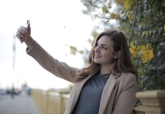 Los expertos en psicología coinciden: si acostumbras a tomarte selfies a cada momento, puede reflejar una necesidad constante de aprobación