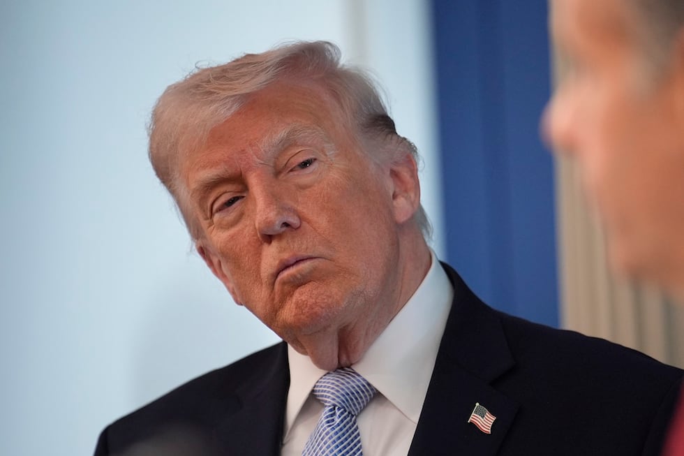El presidente estadounidense Donald Trump, durante una rueda de prensa sobre Irán en la sala de prensa James S. Brady de la Casa Blanca en Washington, DC, EE. UU., el 6 de abril de 2026. (EFE/EPA/YURI GRIPAS)
