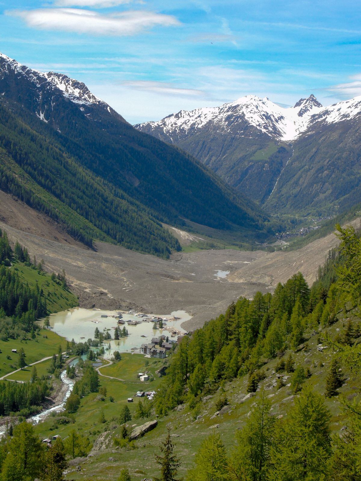 Esta fotografía muestra el pequeño pueblo de Blatten, destruido por un deslizamiento de tierra tras el derrumbe de parte del enorme glaciar Birch (Foto: Alexandre Agrusti / AFP)