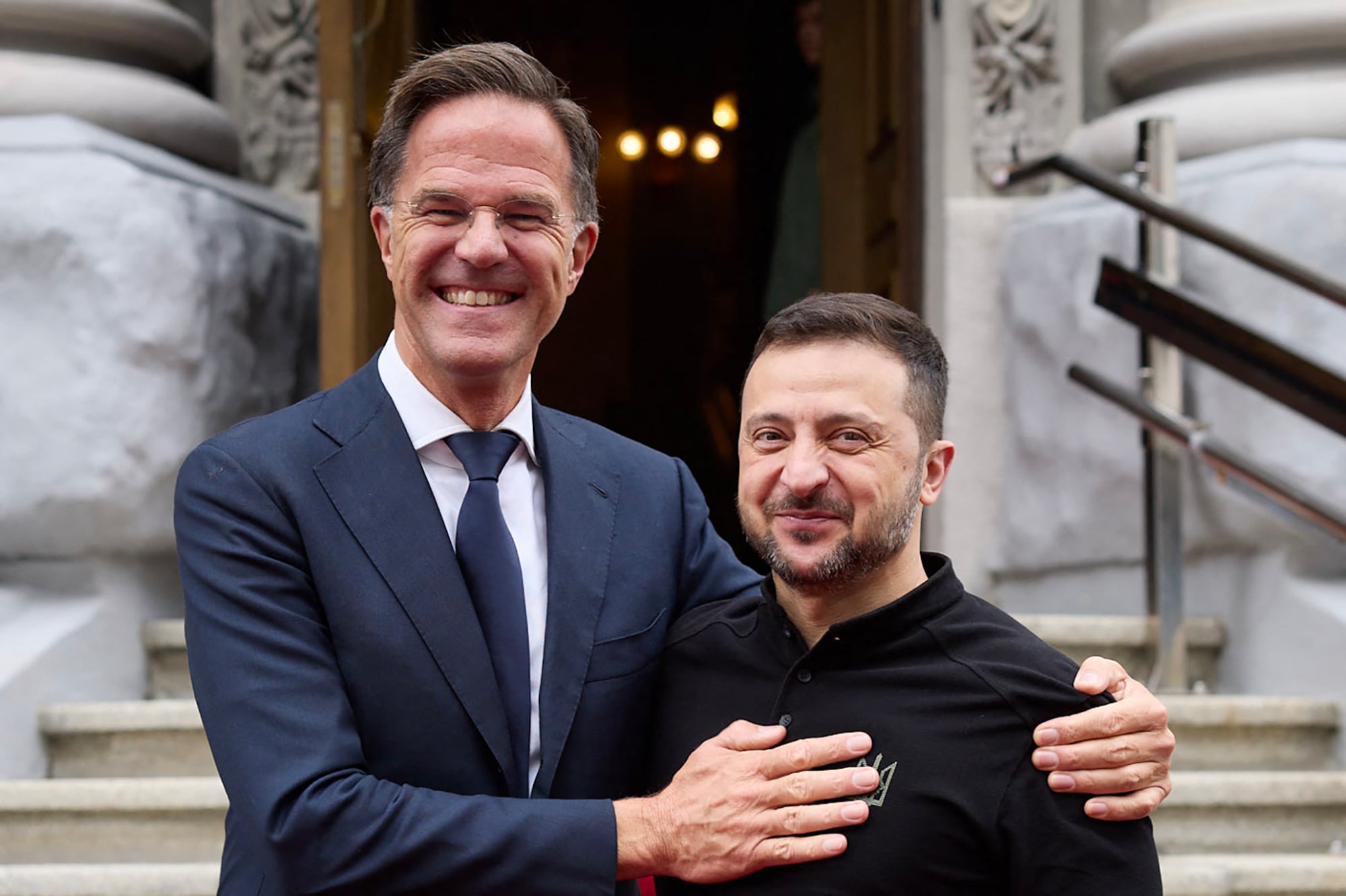 El presidente de Ucrania, Volodymyr Zelensky (derecha), y el secretario general de la OTAN, Mark Rutte (izquierda). (Foto tomada por Handout / SERVICIO DE PRENSA PRESIDENCIAL UCRANIANO / AFP)