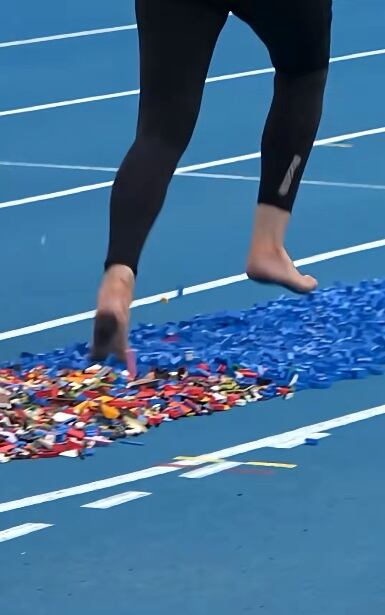 Muchos usuarios reaccionaron con humor, asegurando que solo una mamá, acostumbrada a pisar piezas de sus hijos, podría soportar ese dolor. (Foto: Guinness World Records / YouTube)