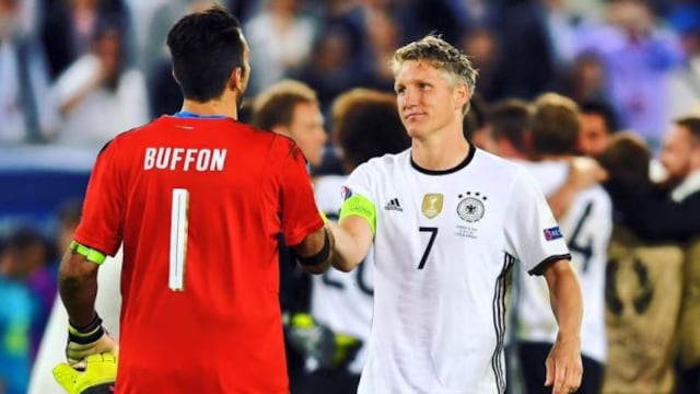 Bastian Schweinsteiger le muestra su respeto a Gianluigi Buffon