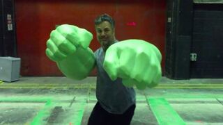 Mark Ruffalo muestra los puños de Hulk en "Thor: Ragnarok"