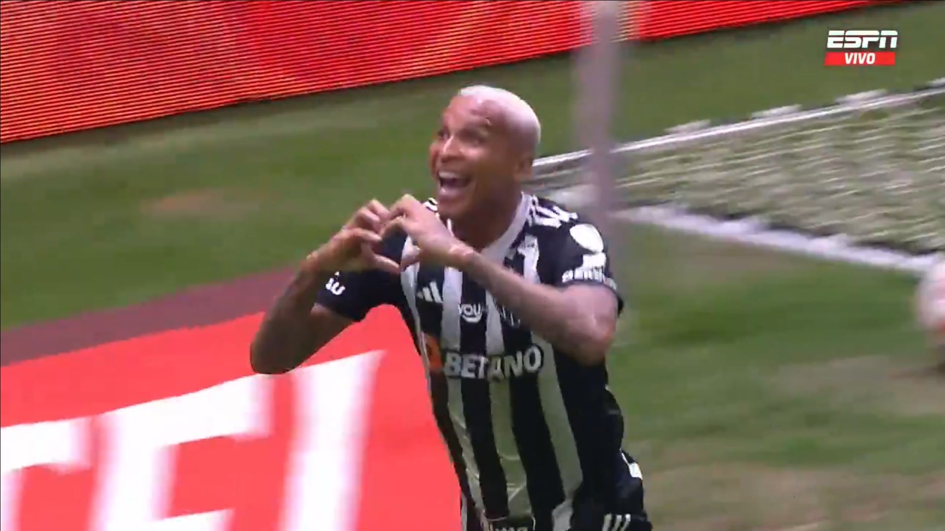 El delantero brasileño aprovechó la desatención defensiva de River Plate y marcó el tanto de la ventaja del ‘Gallo’ por semifinal de la Copa Libertadores.