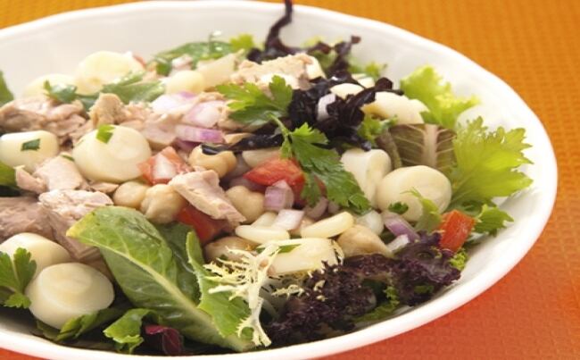 Una deliciosa y ligera alternativa que contiene pescado, legumbres y vegetales.