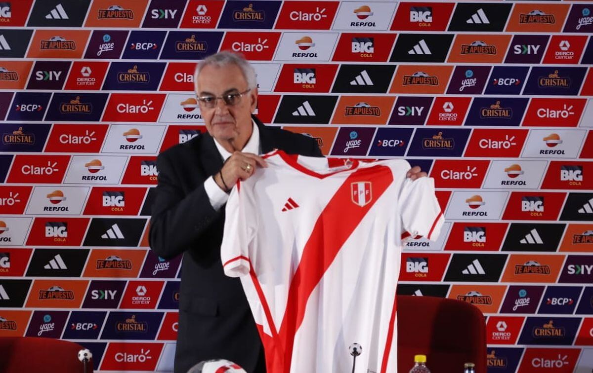 Jorge Fossati posando con la camiseta de la Selección Peruana. (Foto: Giancarlo Ávila @photo.gec)