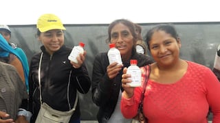 Ganaderos reparten leche fresca en las afueras del Congreso