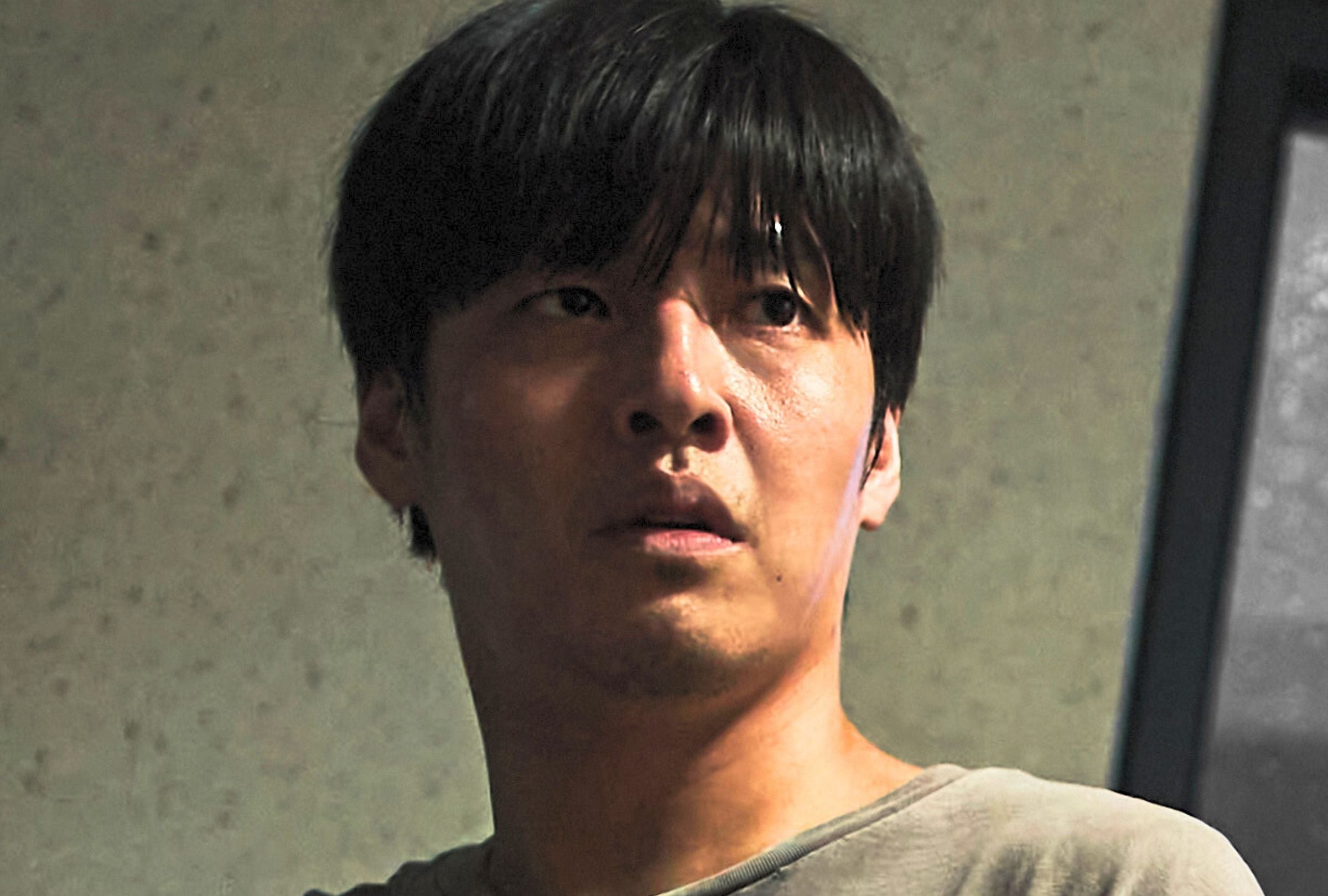 El actor surcoreano Kang Ha-neul asume el rol protagonista de Woo-seong a lo largo de los 118 minutos de metraje de la película "Mis 84 m²" de los directores Kim Tae-joon y Sharon S. Park (Foto: Netflix)