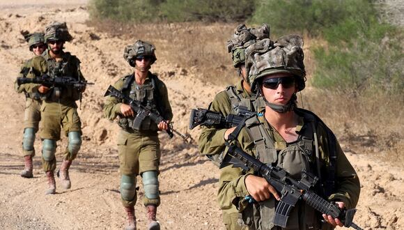 Soldados del ejército israelí patrullan alrededor de una posición a lo largo de la frontera sur de Israel con la Franja de Gaza el 13 de junio de 2024, en medio del conflicto en curso entre Israel y Hamás. (Foto de JACK GUEZ / AFP)