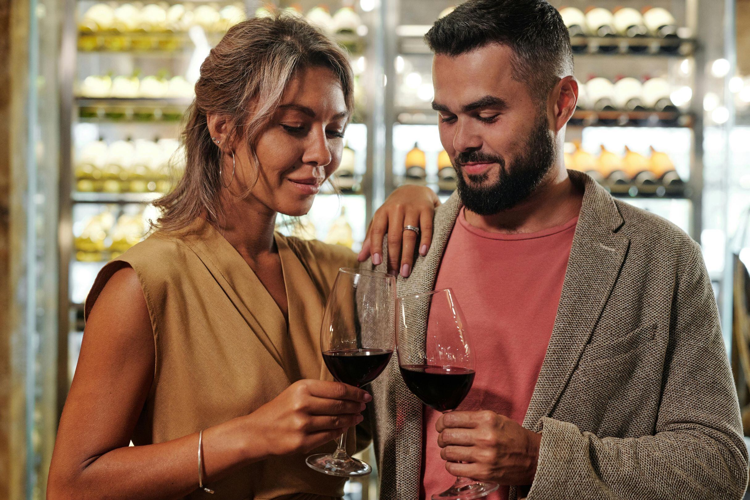 En el nuevo informe se indica que una persona corre el riesgo de uno entre 1000 de morir si es que toma más de siete copas a la semana, o al menos una al día. (Foto: Jep Gambardella / Pexels)