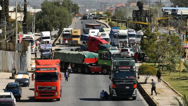 Miles de transportistas atrapados en los bloqueos de vías claman por auxilio en Bolivia