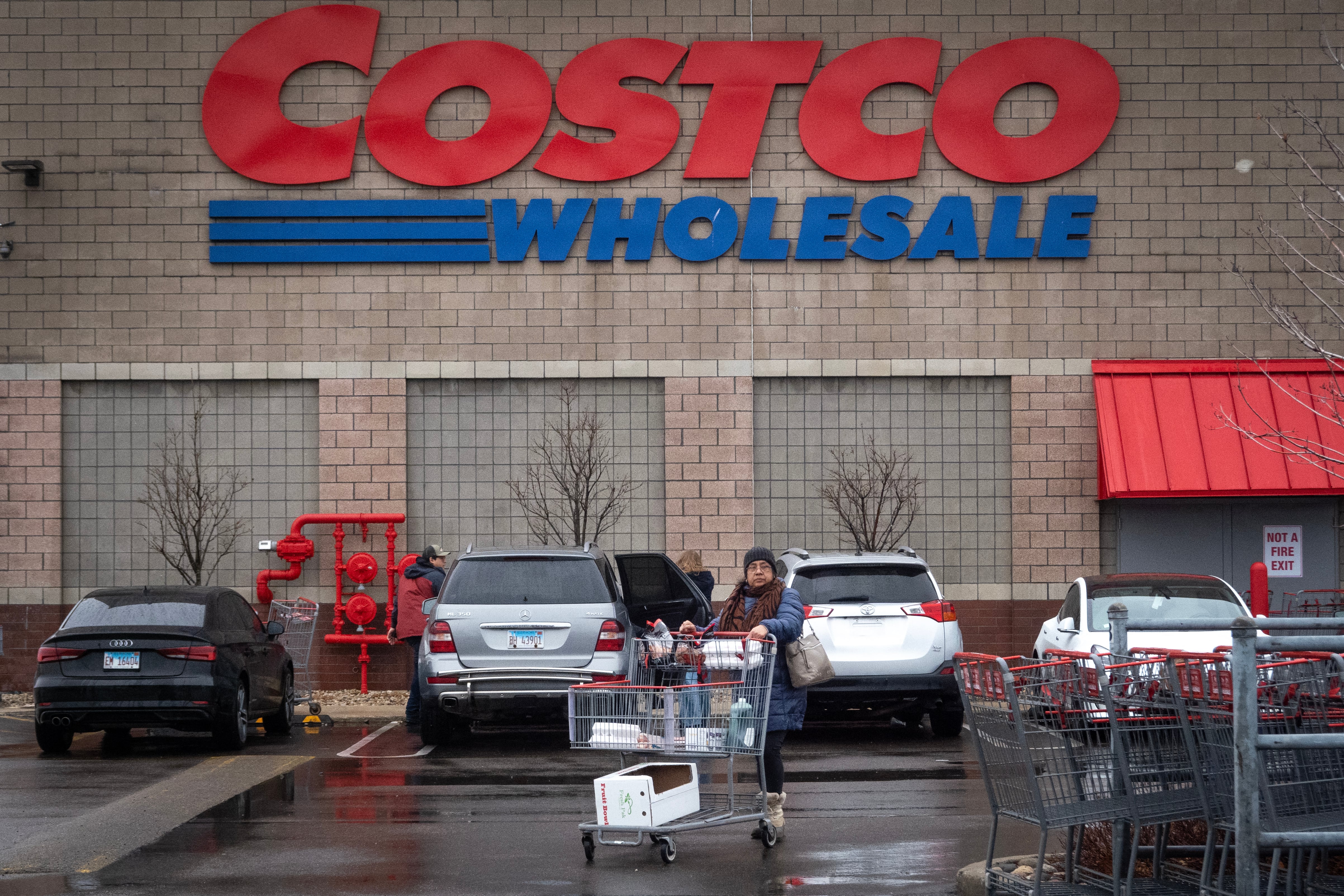 Desde hace cuatro décadas, Costco ofrece este tradicional combo a tan solo $1.50. (Crédito: SCOTT OLSON / GETTY IMAGES NORTH AMERICA / Getty Images via AFP)