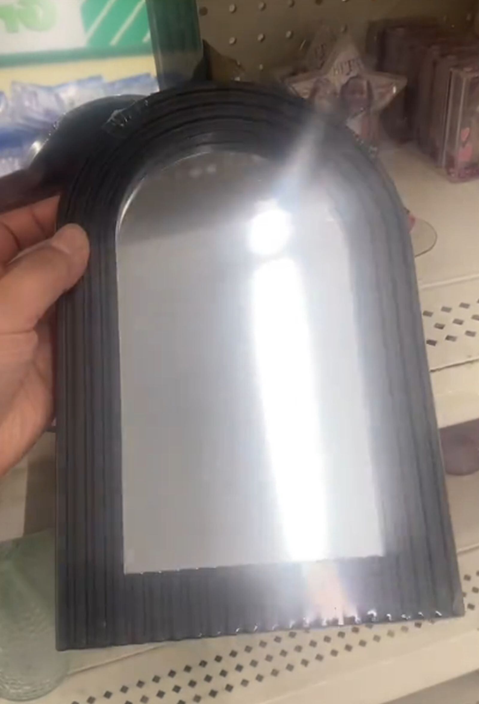 Dollar Tree tiene productos interesantes para decorar, como este espejo (Foto: @bargain.bethany)