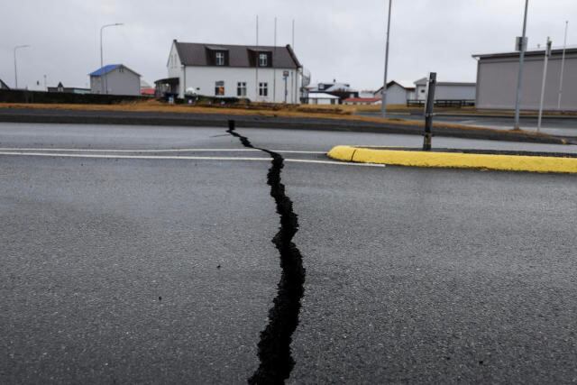 Grietas en una carretera debido a la actividad volcánica cerca de una comisaría de policía en Grindavik, Islandia, el 11 de noviembre de 2023. (RUV/Ragnar Visage/ vía REUTERS).