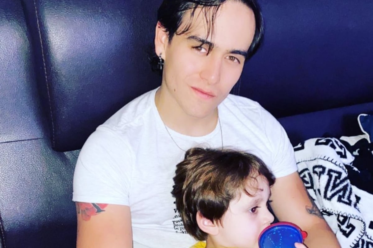 Julián Figueroa cargando a su hijo José Julián (Foto: Julián Figueroa / Instagram)