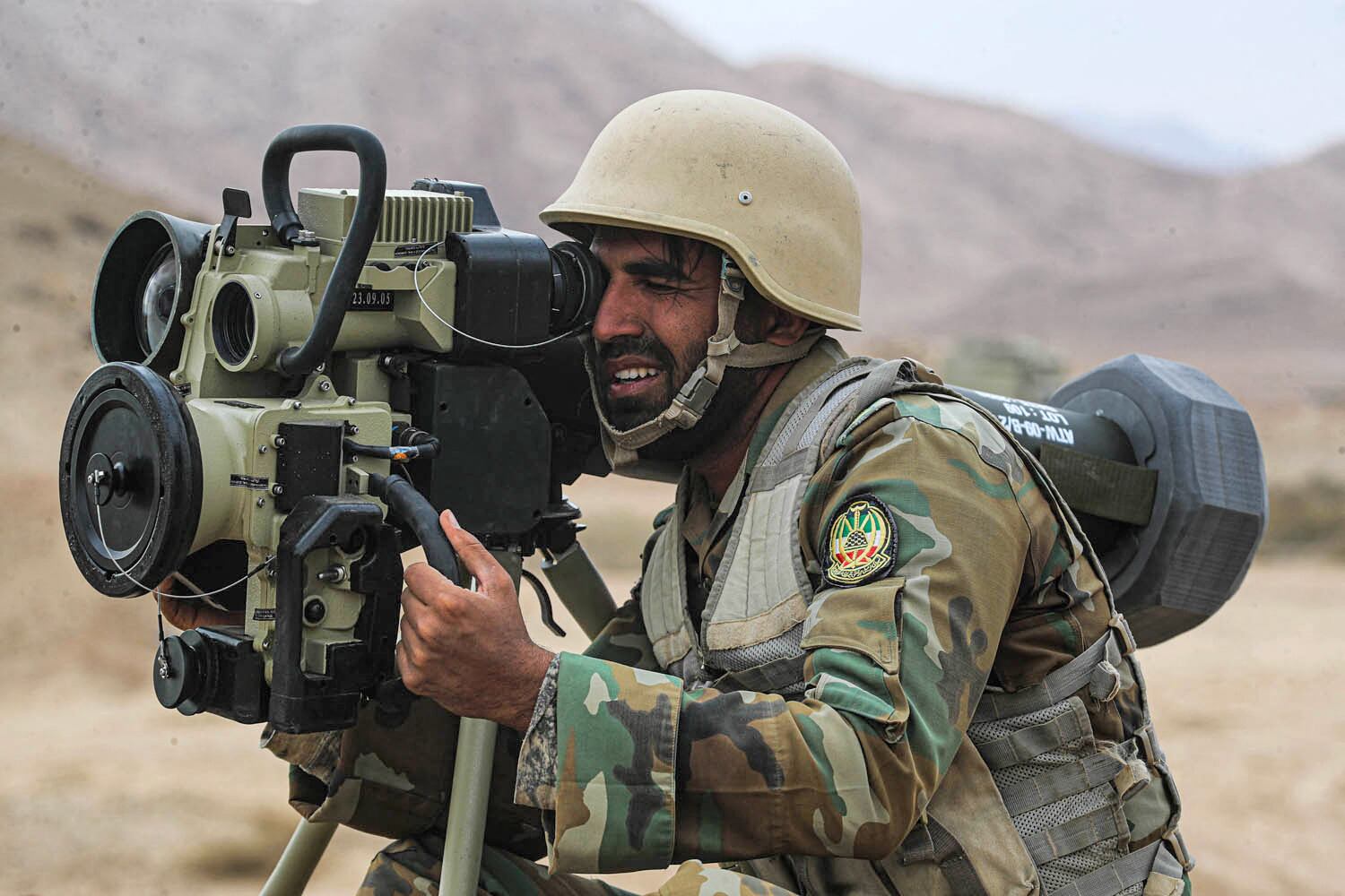 Un soldado mira a través de un lanzador de misiles durante un ejercicio militar en la provincia de Isfahán, en el centro de Irán. (Foto de la oficina del ejército iraní / AFP / Archivo).