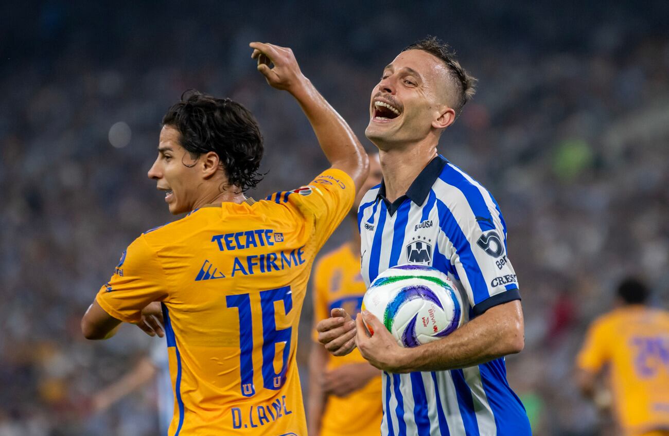 AME5624. MONTERREY (MÉXICO), 12/05/2024.- Sergio Canales de Rayados reclama una jugada ante Tigres, este domingo durante un partido de vuelta correspondiente a los cuartos de final del Torneo Clausura 2024, disputado en el estadio BBVA de Monterrey (México). EFE/Miguel Sierra