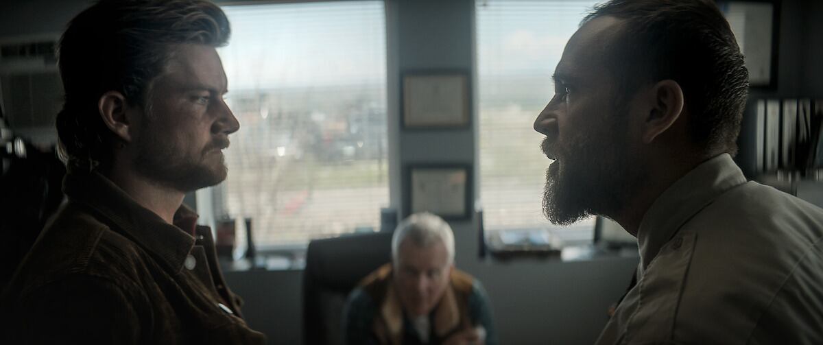 Elvis (Jake Weary) discute con el sheriff Jesse (Mark Webber) en la película de acción "Detonantes" (Foto: Netflix)