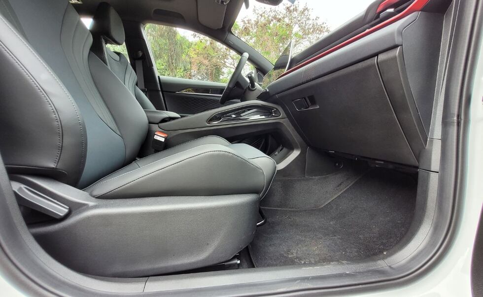 El ajuste del asiento para el copiloto es manual en cuatro posiciones. (Foto: Fernando Roca)