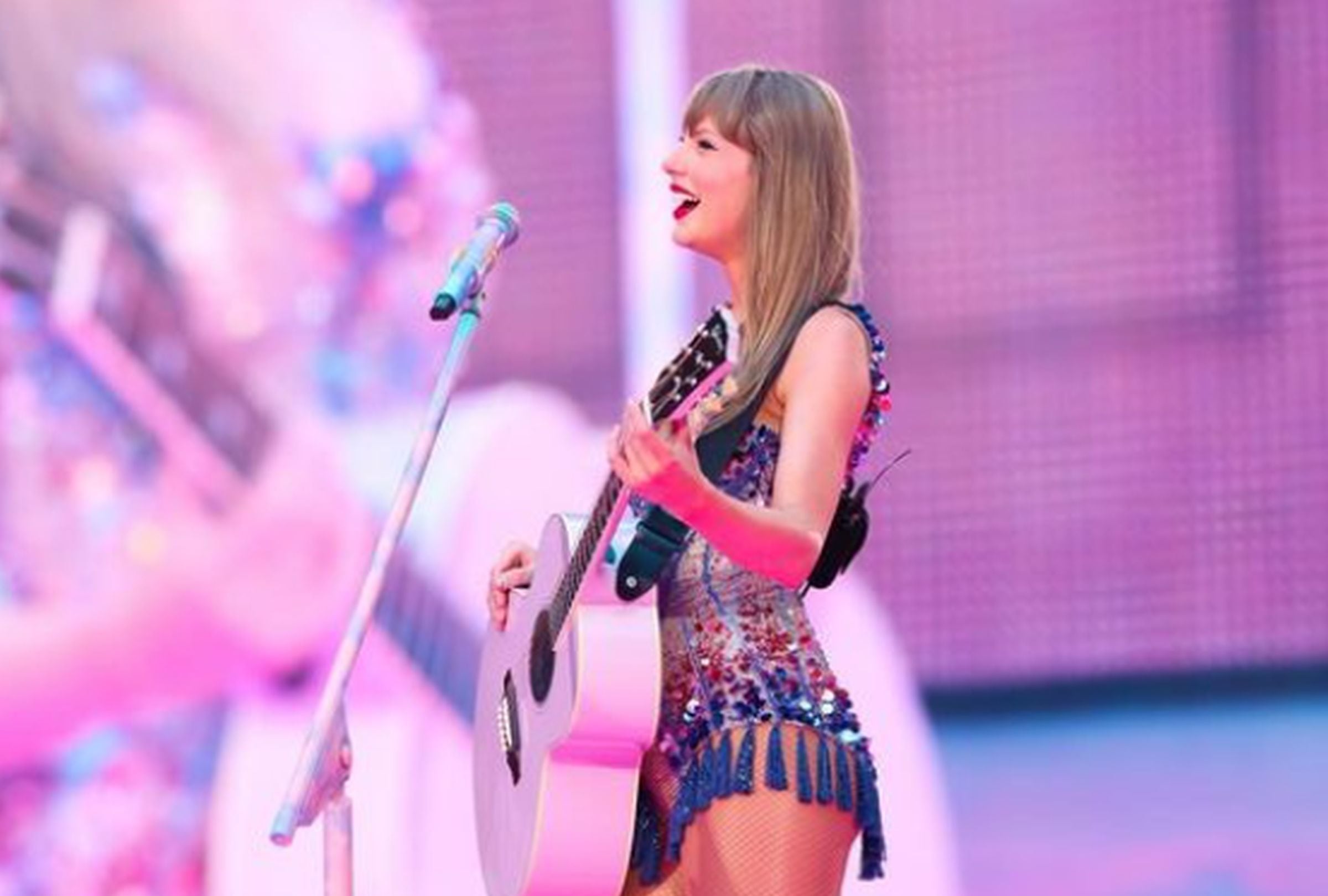 Esta imagen muestra a Taylor Swift sonriendo mientras toca la guitarra. (Foto: @taylorswift / Instagram)
