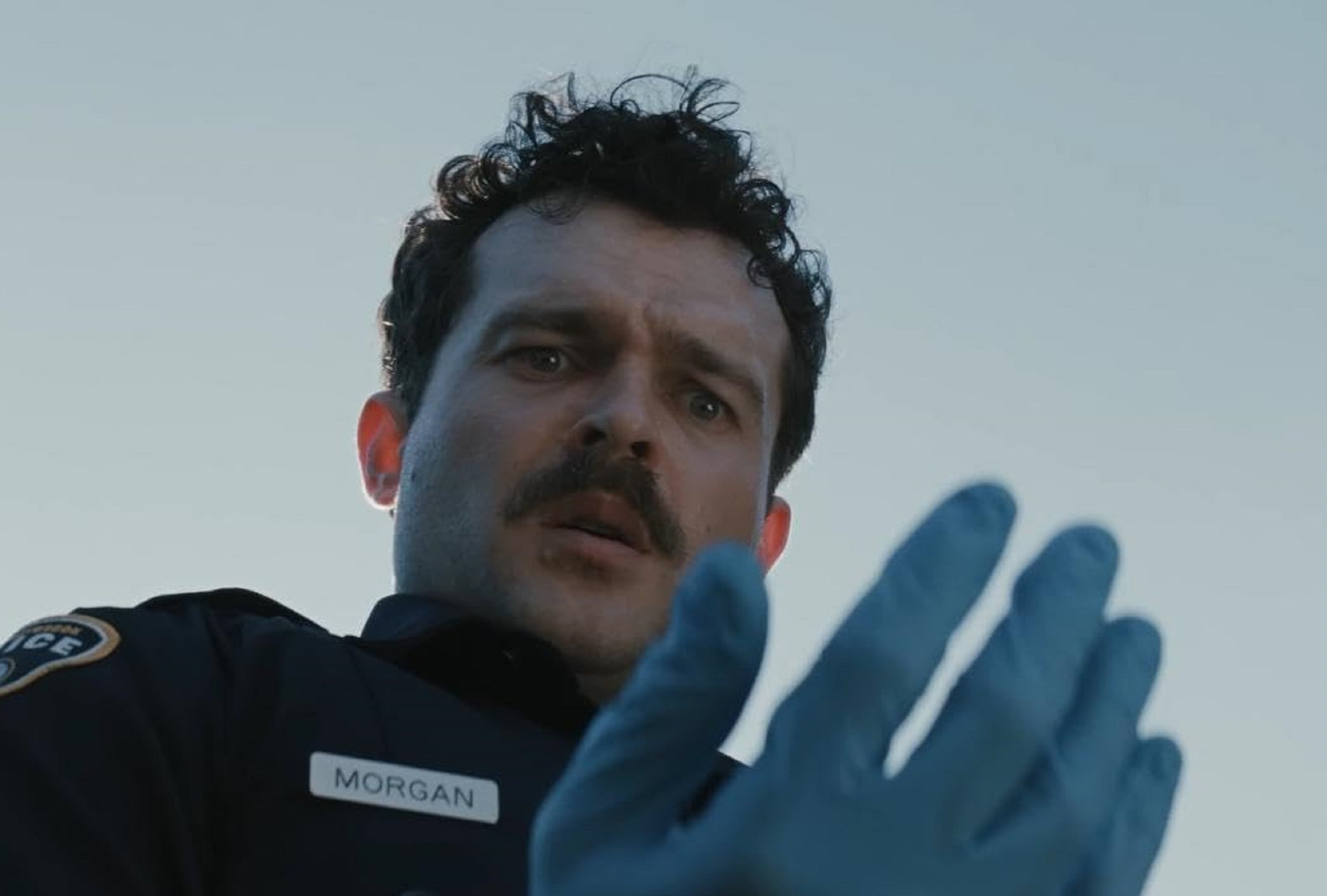 Alden Ehrenreich interpreta al oficial Paul Morgan en la película de terror "La hora de la desaparición" (Foto: Warner Bros. Pictures)