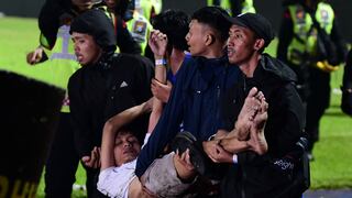 Tragedia en Indonesia: al menos 125 muertos por violencia en un partido de fútbol 