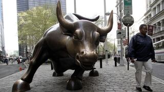 Hombre daña a golpes el icónico toro de Wall Street en Nueva York | FOTOS