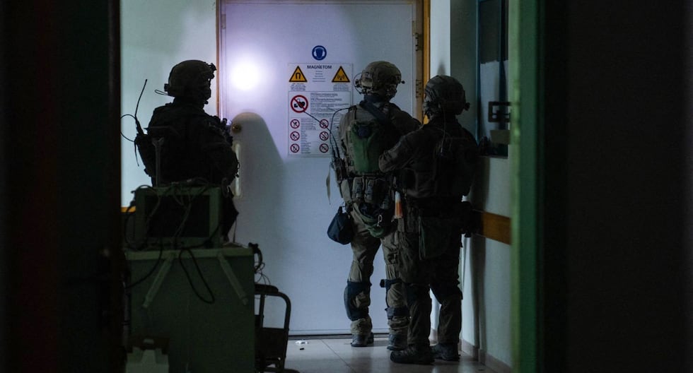 Esta fotografía publicada por el ejército de Israel el 15 de noviembre de 2023 muestra a soldados israelíes llevando a cabo operaciones dentro del hospital Al Shifa en la ciudad de Gaza. (AFP).