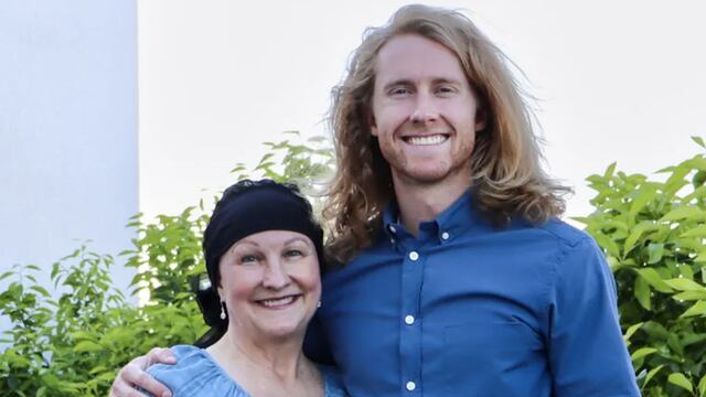 Un joven dejó crecer su cabello para hacer una peluca para su madre, sobreviviente de un tumor cerebral