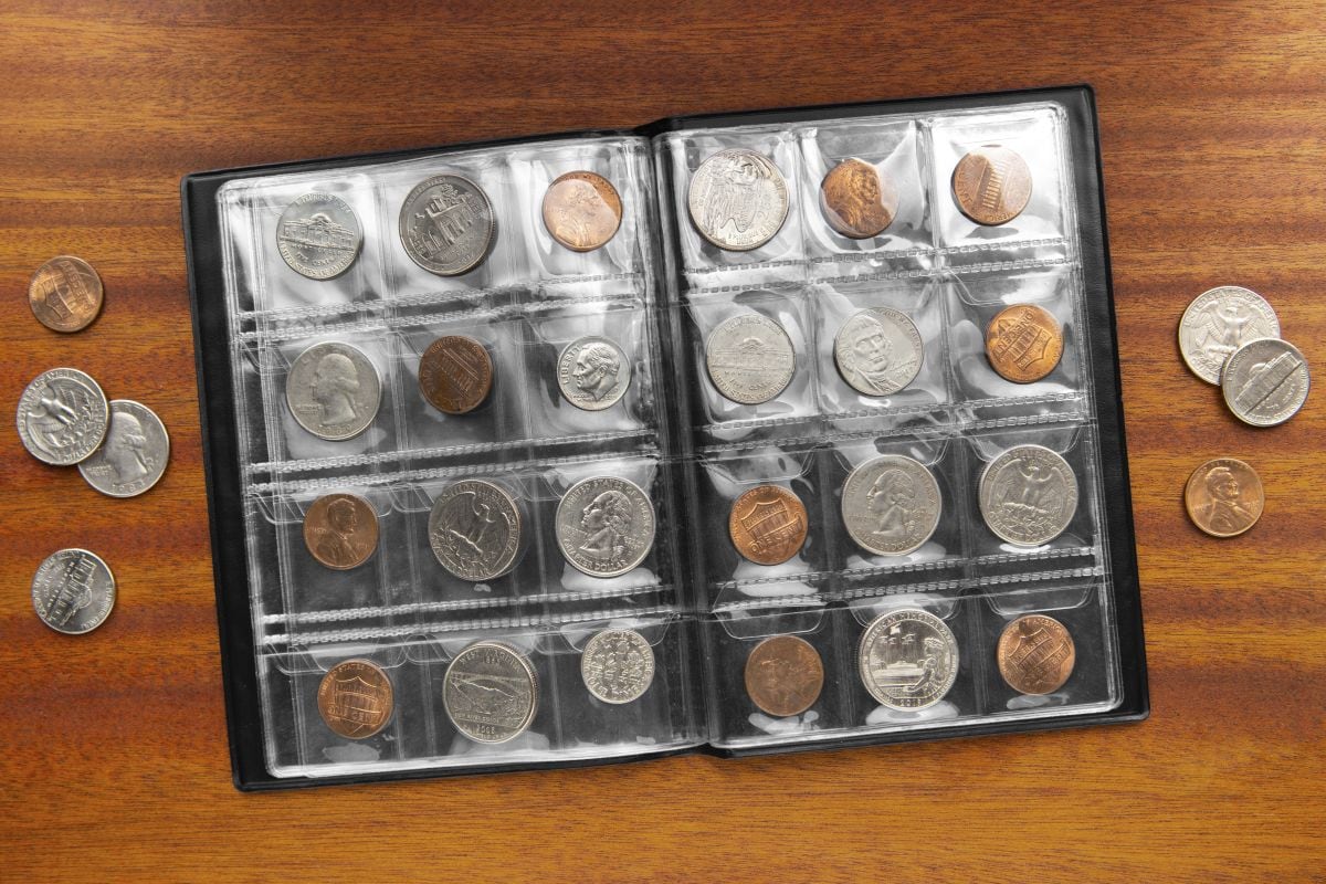 Una imagen de varias monedas sobre una mesa. (Foto: Freepik)