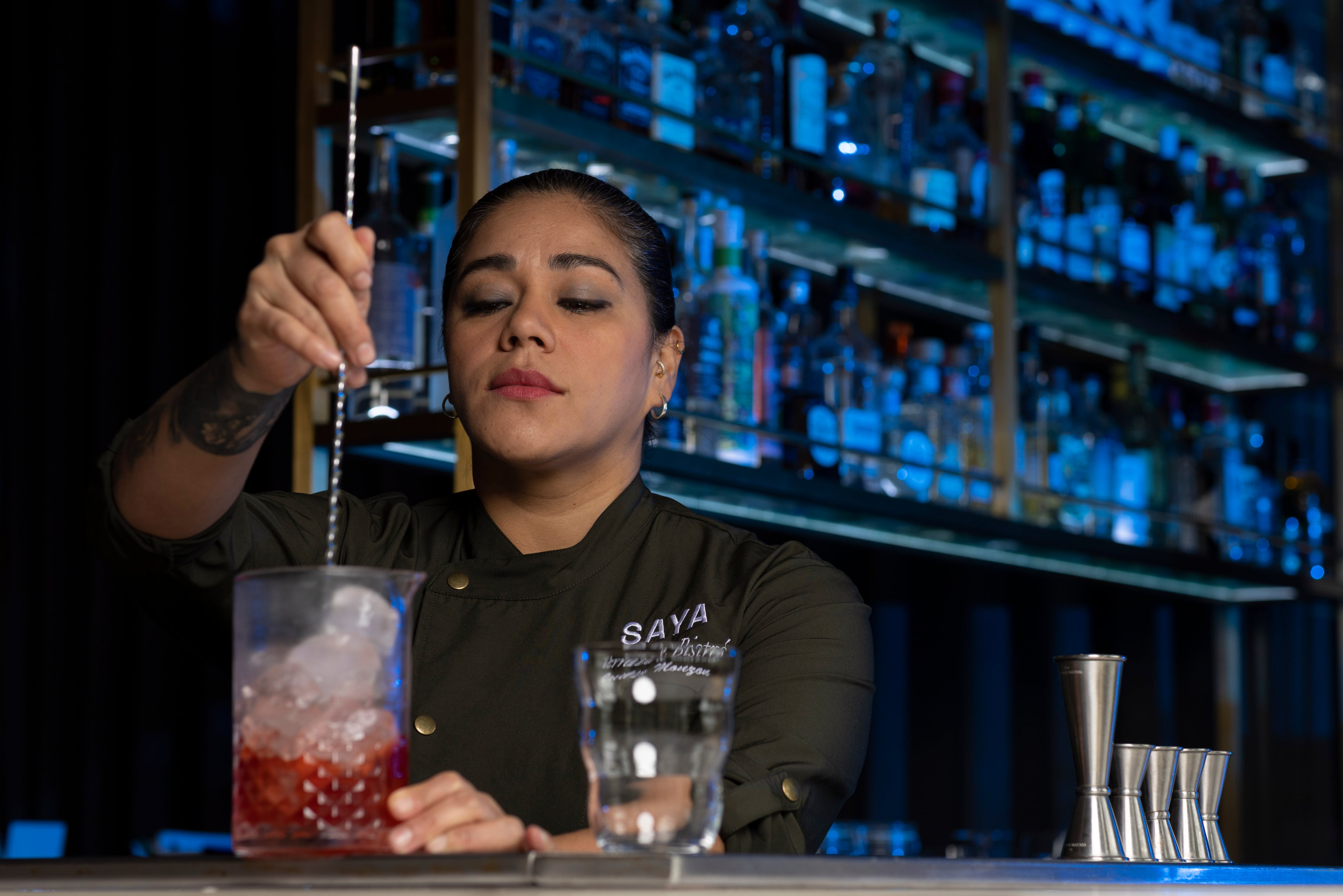Desde la barra del Hotel Manto, Cecilia Monzón transmite a los visitantes nacionales y extranjeros el potencial de las uvas pisqueras. Ahí sirven cócteles clásicos y de autor. (Foto: Richard Hirano)
