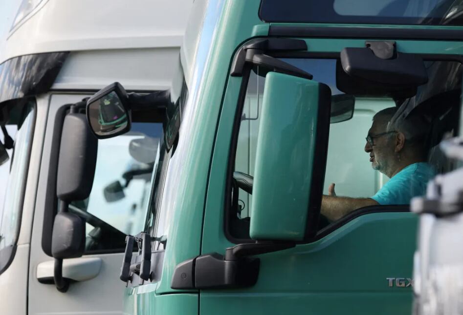 Los conductores tendrán que ser capaces de leer y hablar inglés lo suficiente para conversar con el público (Foto: EFE)