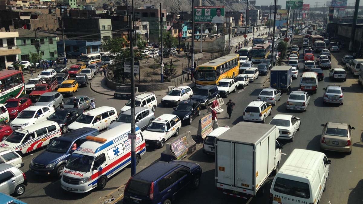 ¿Cuánto dinero gastaron los peruanos en gasolina durante 2023 debido a la congestión vehicular? | Foto: Andina