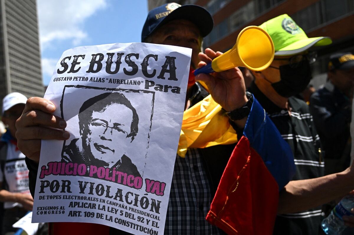 Manifestantes marchan contra el gobierno del presidente colombiano Gustavo Petro por las reformas de salud y pensiones en Bogotá el 6 de marzo de 2024. (Foto de Raul ARBOLEDA / AFP)