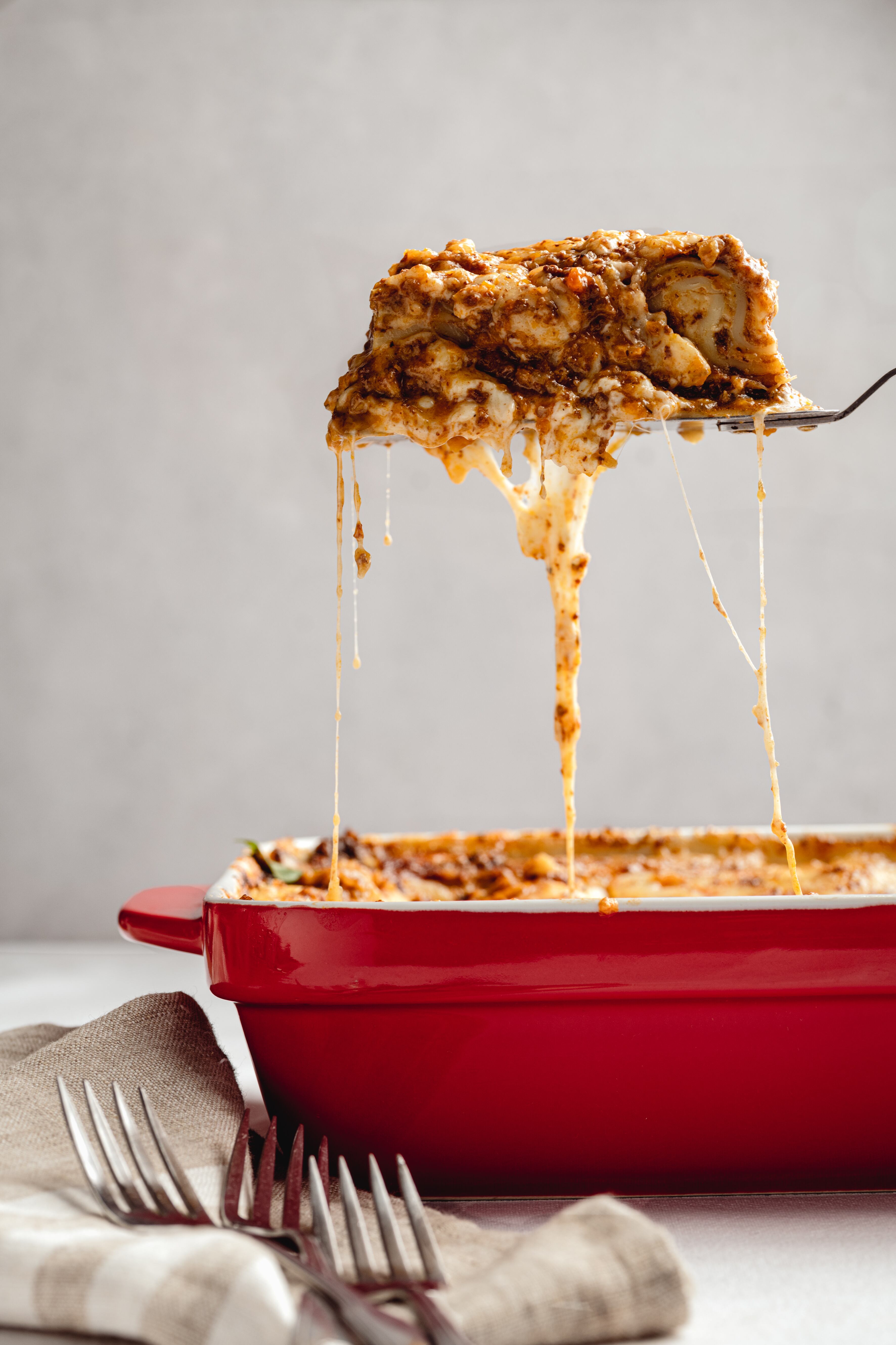 La lasaña requiere una pasta particular, se trata de pequeños rectángulos de masa que se combinan con salsas y quesos para formar esta delicia. (Cortesía: Fini)