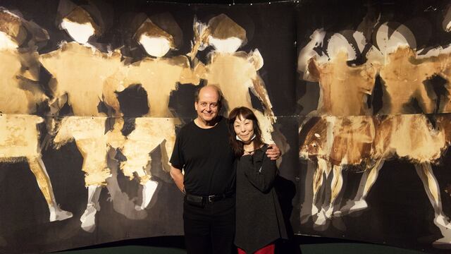 Roberto Huarcaya y curadora coreana HeeJung en la inauguración de "A sombre aspect", la primera retrospectiva del fotógrafo peruano en Asia. (Foto: Corea Foundation)