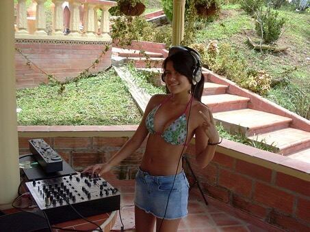 Jugando a ser DJ siendo apenas una adolescente (Foto: Karol G / Instagram)