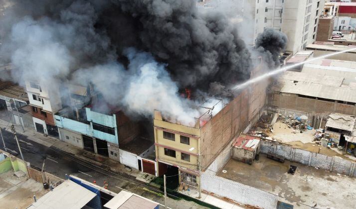 Un incendio se registra en la calle Lima, en el distrito de San Miguel | Foto: Gian Ávila/@photo.gec