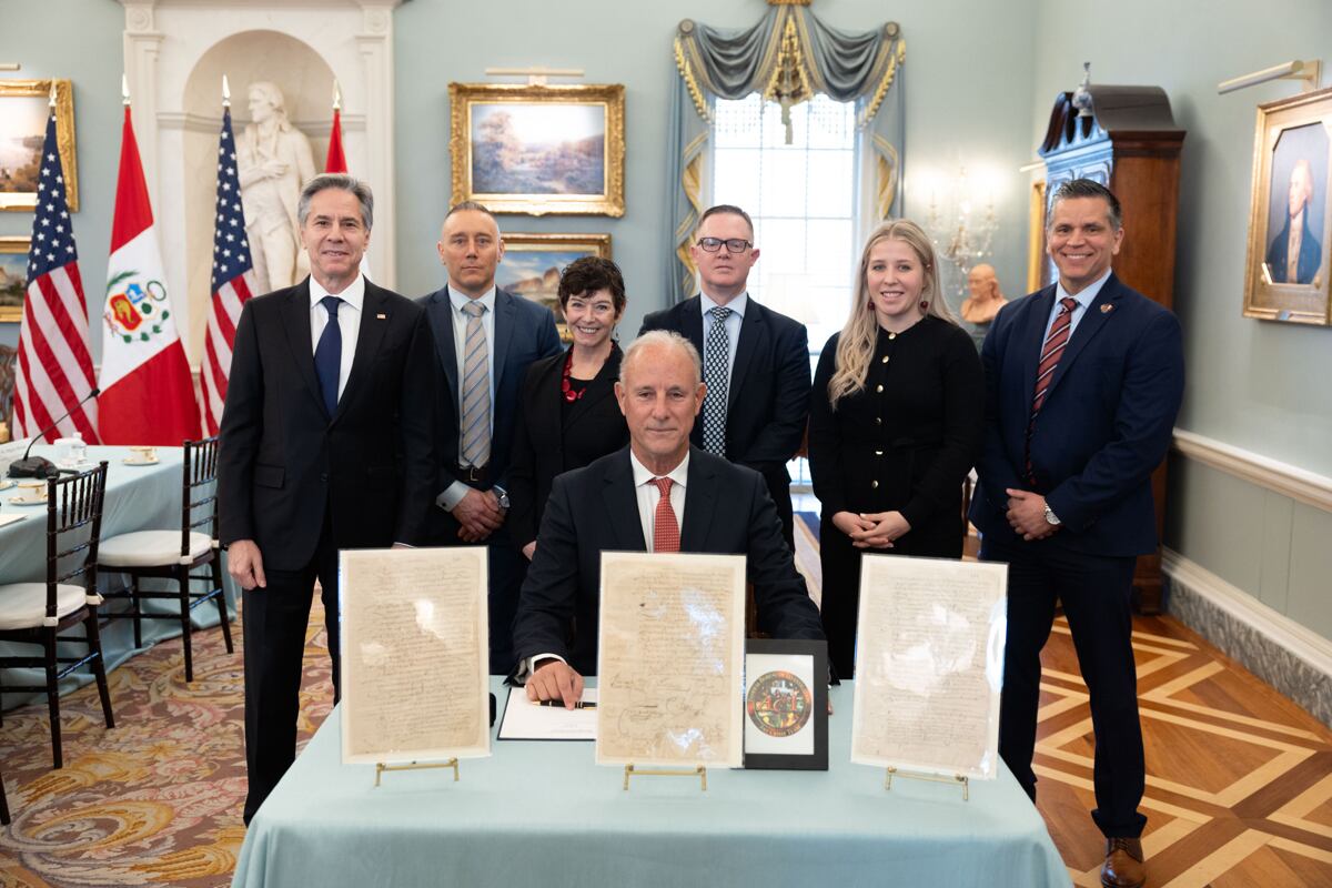 El Canciller de Perú, Javier González-Olaechea, junto al secretario de Estado de EE.UU., Antony Blinken, y miembros de ambas delegaciones, en Washington, Estados Unidos, el 14 de marzo de 2024. (Foto de WHA AsstSecty / EFE)