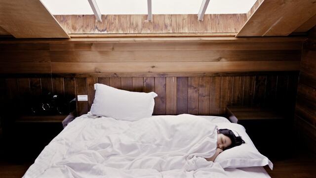 Dormir hasta tarde los fines de semana agravaría el dolor menstrual