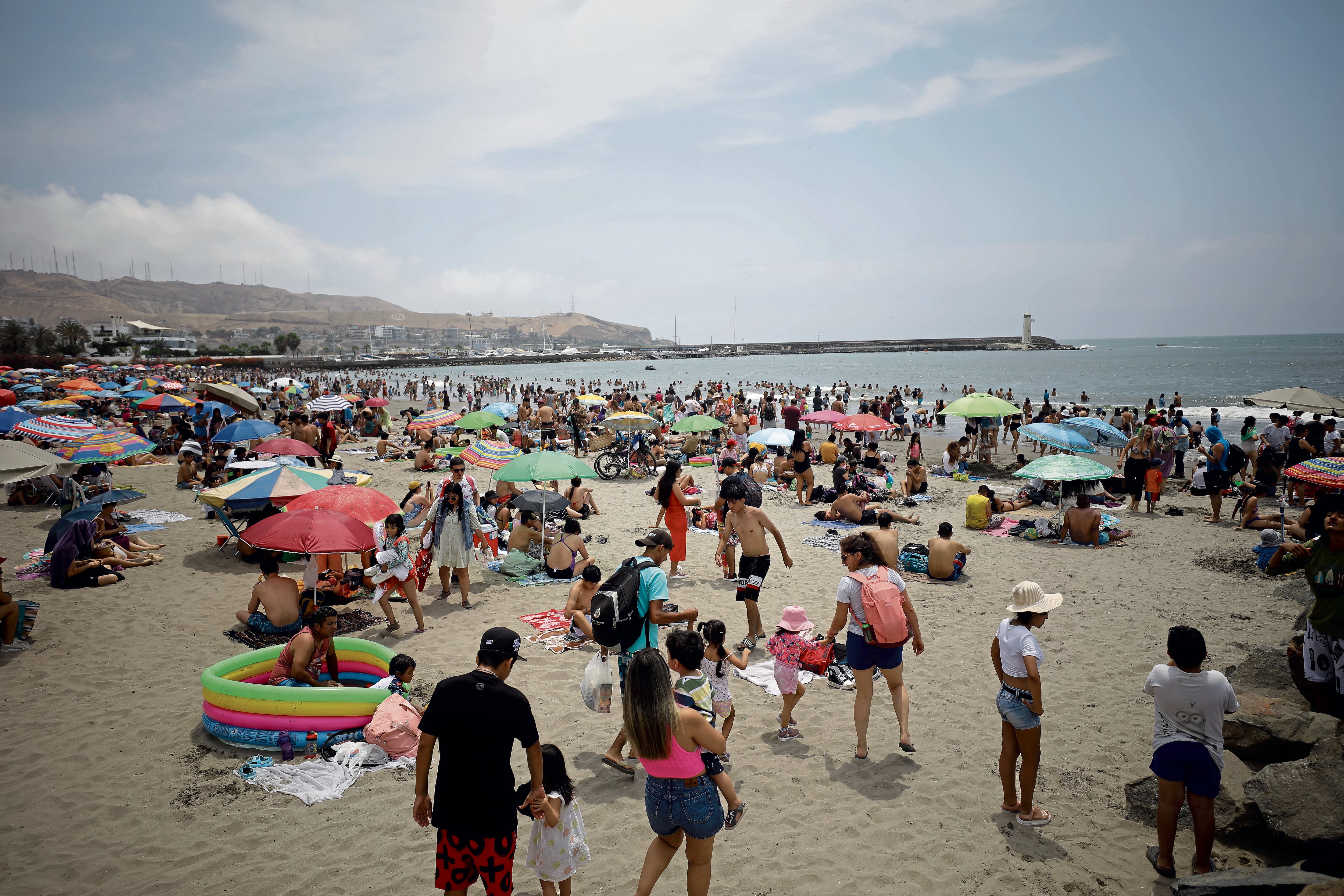 Foto de la playa Los Yuyos y Sombrillas, en Barranco (Lima, 6 de enero de 2024) | Fotos: Joel Alonzo/ @photo.gec