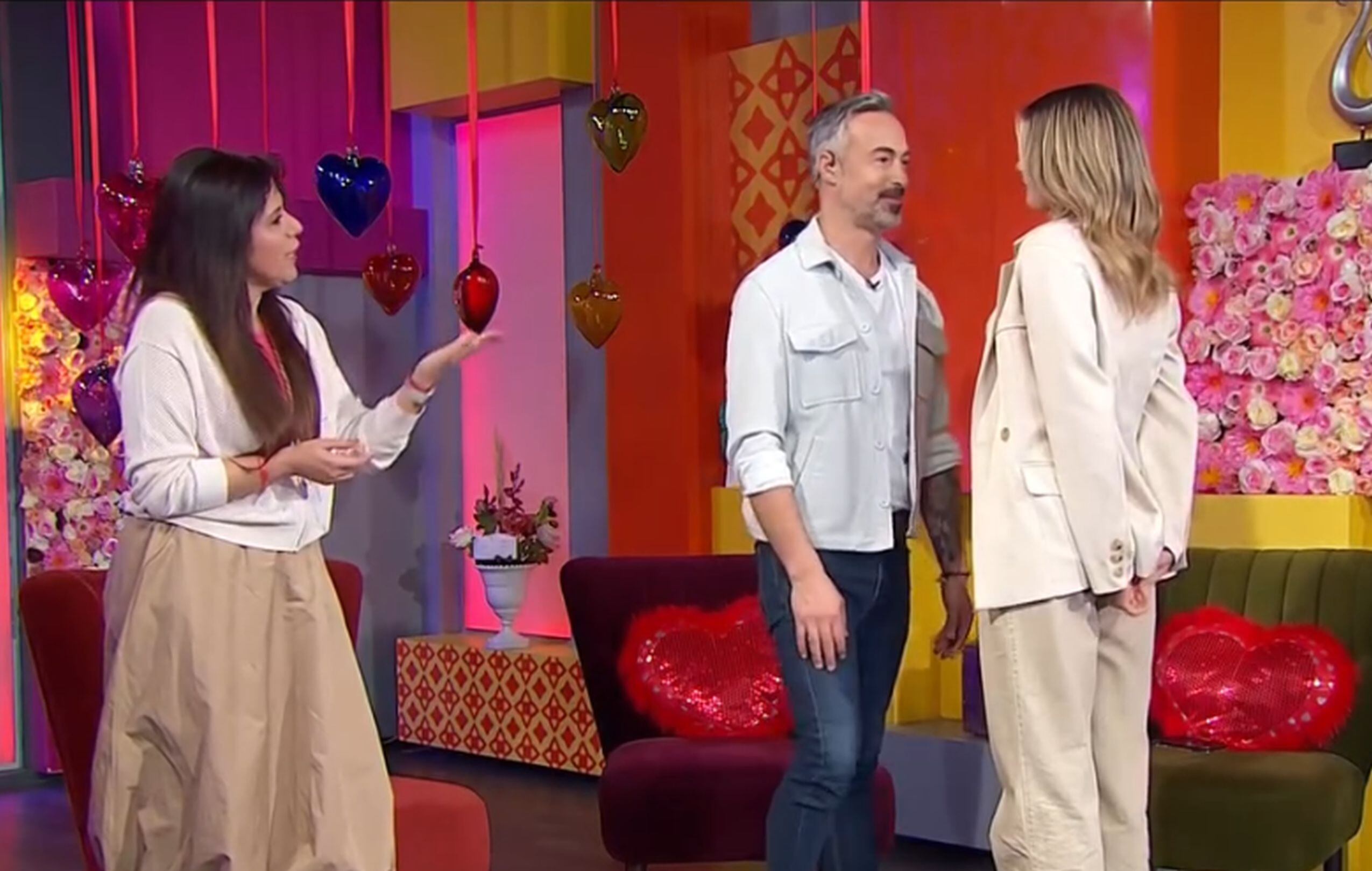 La psicoterapeuta necesitó la ayuda de los conductores del programa ‘Cuéntamelo Ya’ para poder explicar el ejercicio para cerrar ciclos en las relaciones. (Foto: @cuentameloyaof / Instagram)