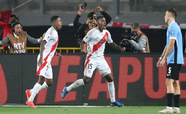 Perú vs. Uruguay: A los 88 minutos del viernes 11, la euforia se desató en el Nacional de Lima luego que Miguel Araujo le diera a la 'Bicolor' sus primeros 3 puntos por Eliminatorias 2026. (Fuente: EFE)