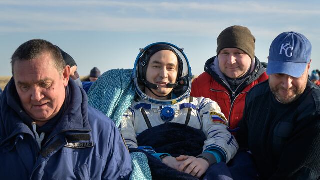 Rusia trae a Tierra a dos cosmonautas rusos y a un astronauta estadounidense en medio de la guerra