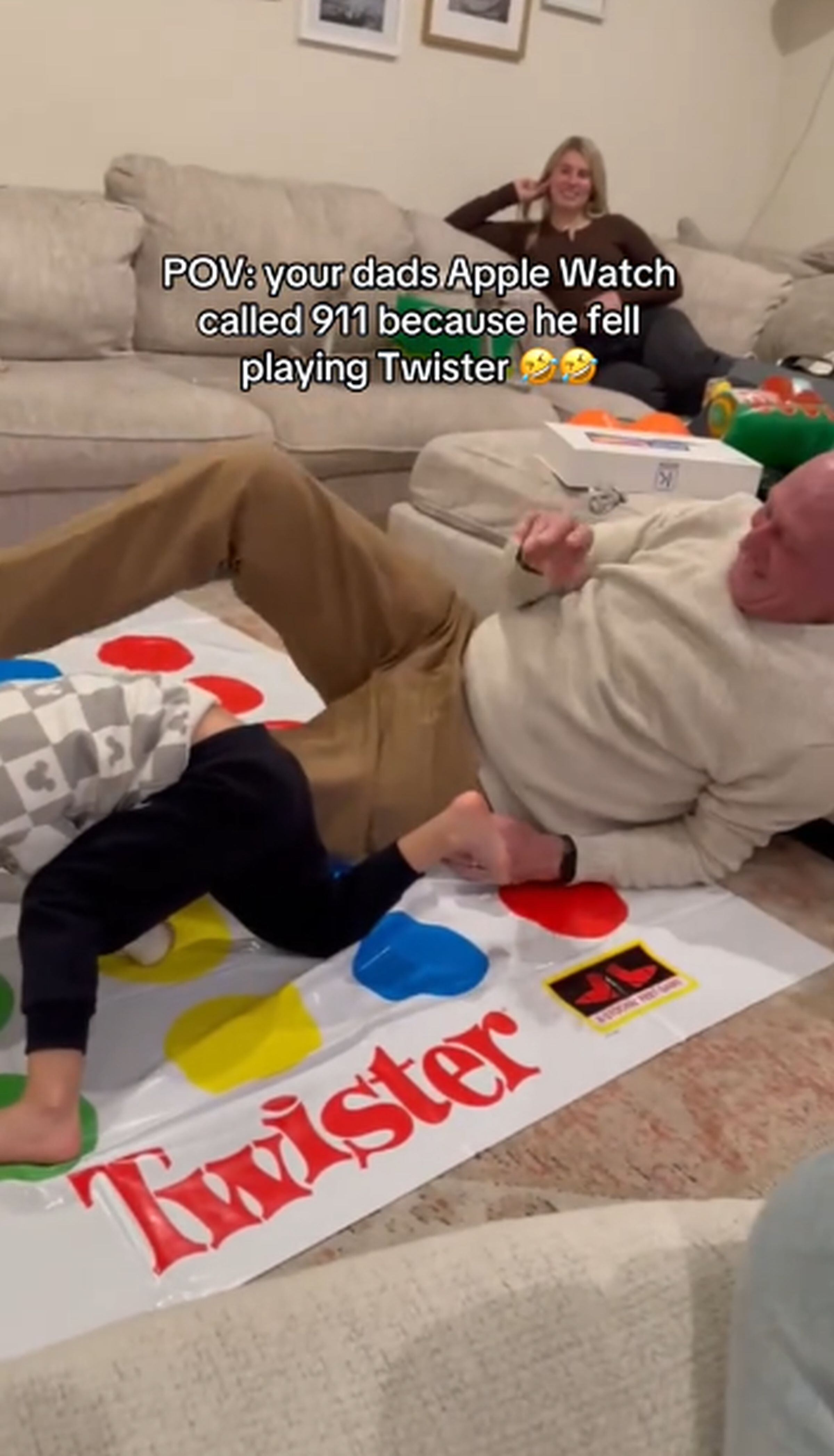 Ken Whitaker se divirtió bastante jugando Twister con su nieto. El tema es que no se quitó su Apple Watch antes de entretenerse así. (Foto: @coolwhitaker / TikTok)