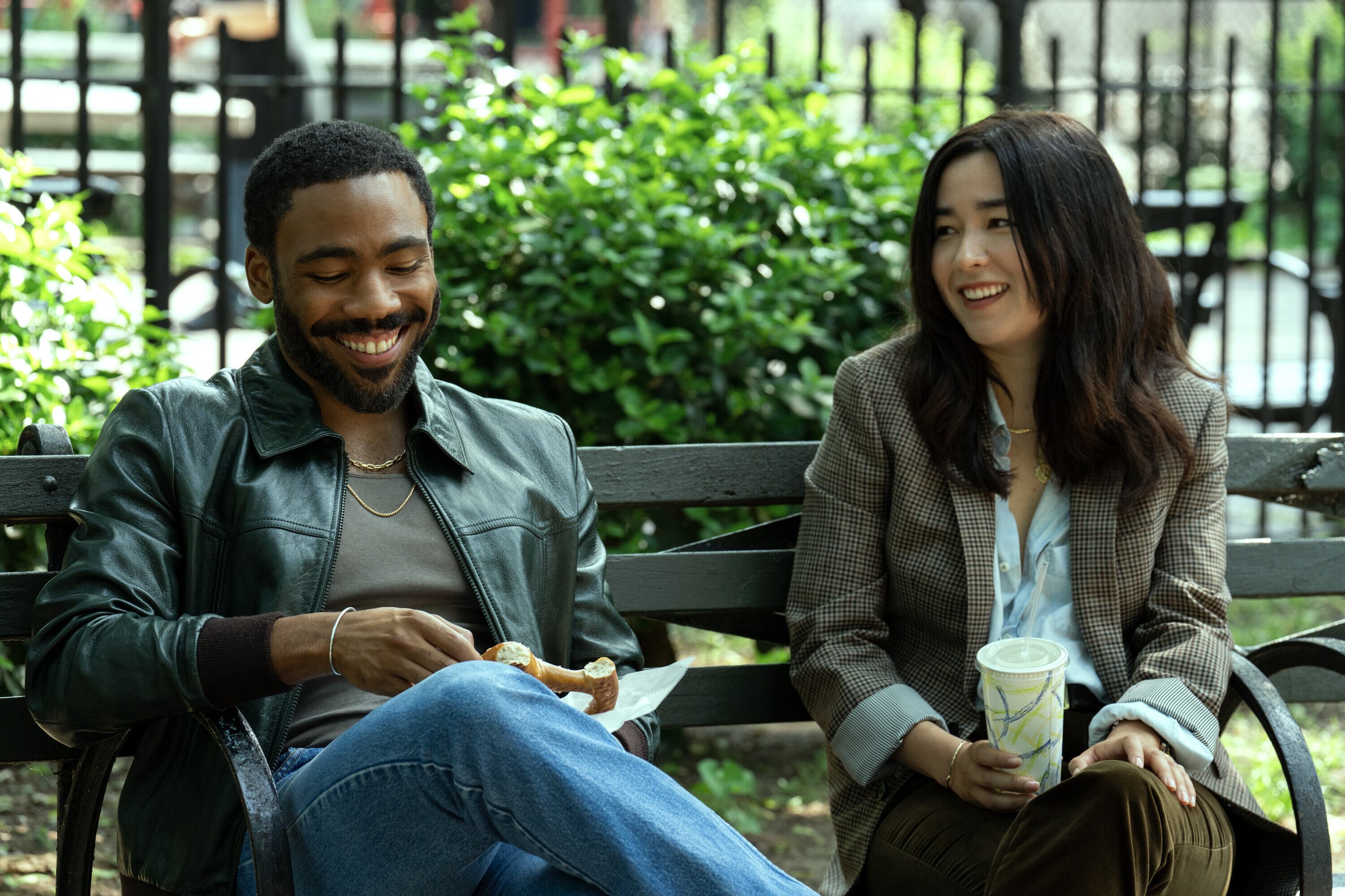 Donald Glover en los primeros instantes junto a Maya Erskine. (Prime Video)