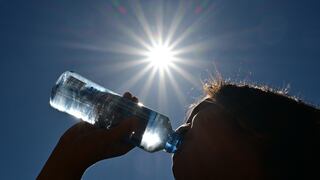 Consumo de agua embotellada y bebidas crece en esta ola de calor. ¿cuánto aumentó y cómo avanzará este mes?
