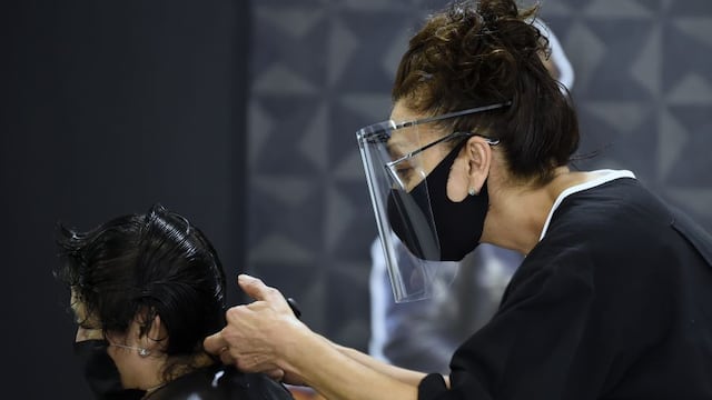 Dos peluqueras con coronavirus atendieron a más de 100 clientes y no los contagiaron por usar mascarillas