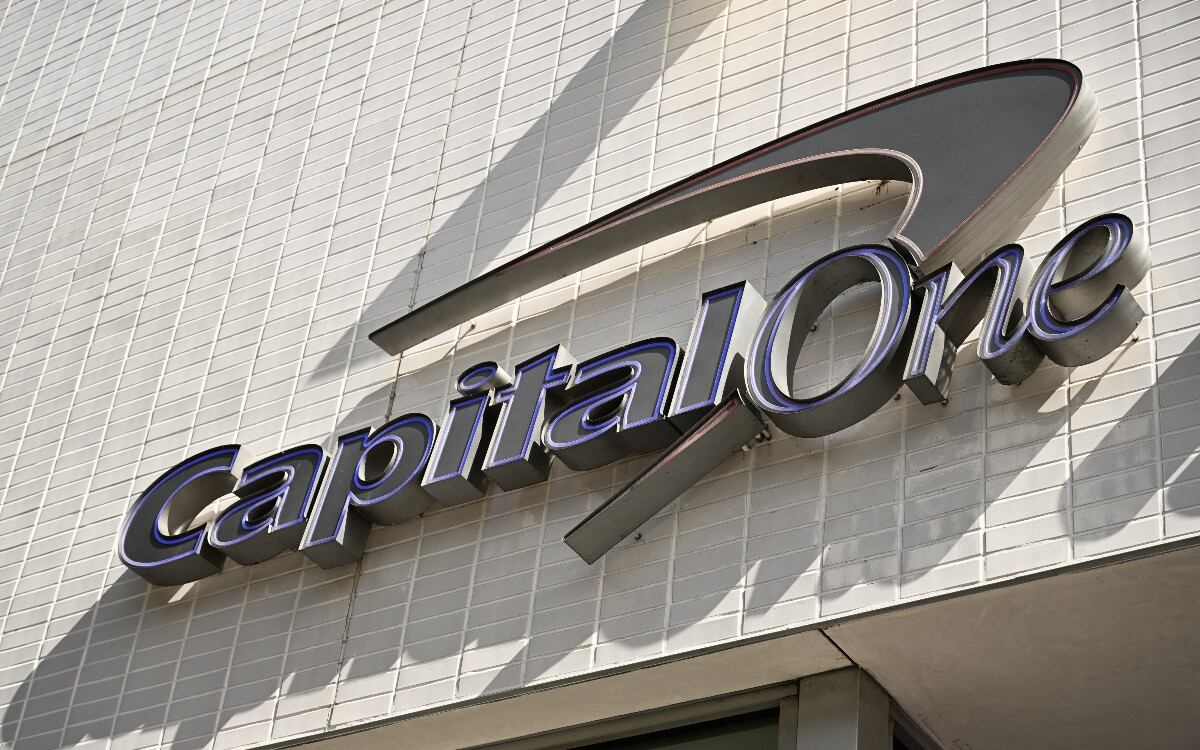 Un juez dio luz verde a un acuerdo de 425 millones de dólares tras una demanda contra Capital One por diferencias en tasas de interés entre cuentas de ahorro. (Foto por PATRICK T. FALLON / AFP)